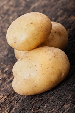 Eski bir ahşap arka plan, diyet yemek patates.