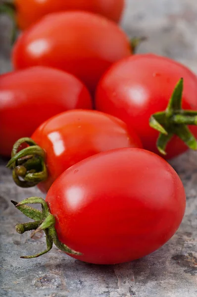 Tomates cereja em um fundo de metal velho . Fotografia De Stock