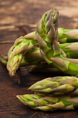 Eski bir ahşap zemin üzerinde kuşkonmaz.