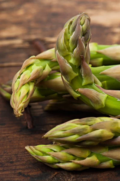 Eski bir ahşap zemin üzerinde kuşkonmaz.