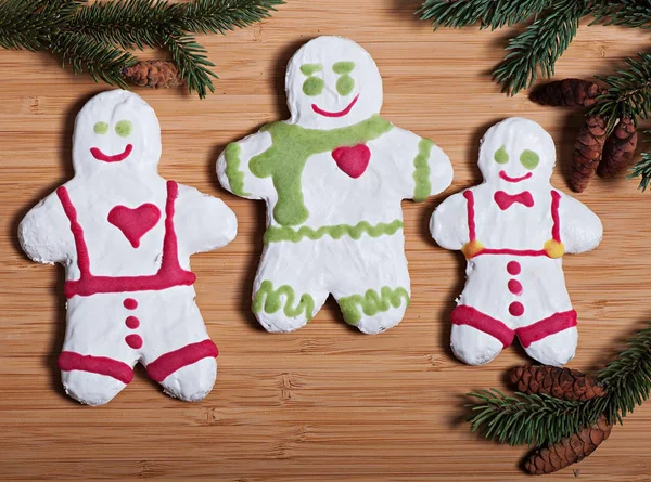 Samenstelling van de New Year's koekjes en Spar takken op een houten ondergrond, Kerstmis achtergrond. — Stockfoto