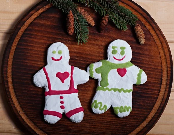 Composición de galletas de Año Nuevo y ramas de abeto sobre un fondo de madera, fondo de Navidad . —  Fotos de Stock