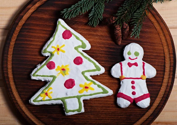 Composizione di biscotti di anno nuovo e rami di abete su uno sfondo di legno, sfondo di Natale . — Foto Stock