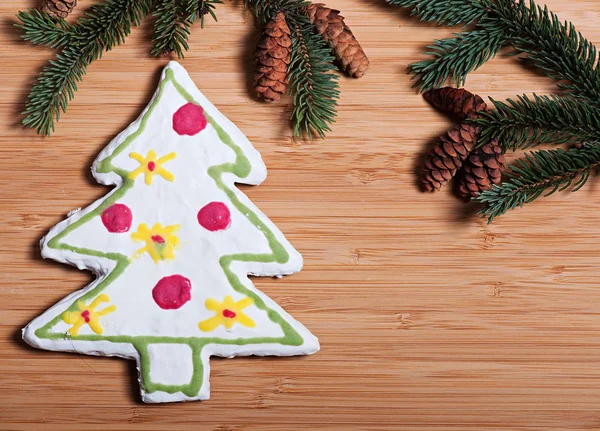 Samenstelling van de New Year's koekjes en Spar takken op een houten ondergrond, Kerstmis achtergrond. — Stockfoto