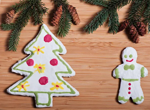 Samenstelling van de New Year's koekjes en Spar takken op een houten ondergrond, Kerstmis achtergrond. — Stockfoto