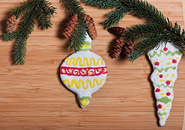 Composición de galletas de Año Nuevo y ramas de abeto sobre un fondo de madera, fondo de Navidad. Galletas de Navidad . —  Fotos de Stock