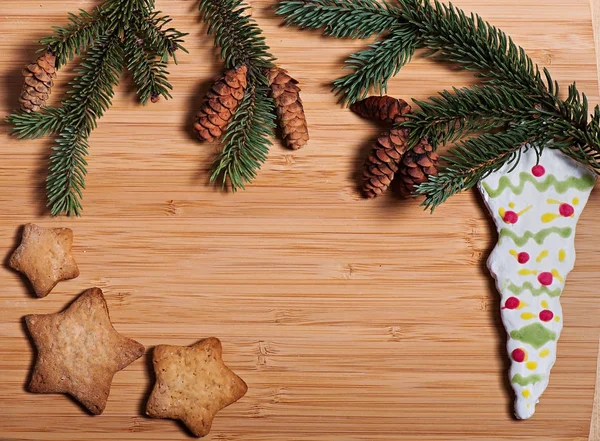Kompozycja herbatniki i gałęzie jodły na drewniane tła, tło Boże Narodzenie nowy rok. Ciasteczka świąteczne. — Zdjęcie stockowe
