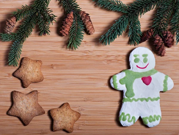 Composizione dei biscotti di anno nuovo e rami di abete su uno sfondo di legno, lo sfondo di Natale. Biscotti di Natale . — Foto Stock