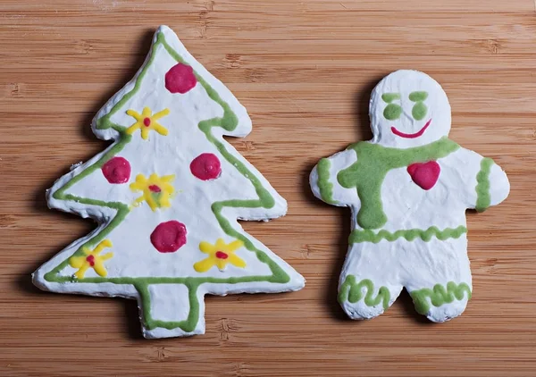 Samenstelling van de New Year's koekjes en Spar takken op een houten ondergrond, Kerstmis achtergrond. Kerstkoekjes. — Stockfoto