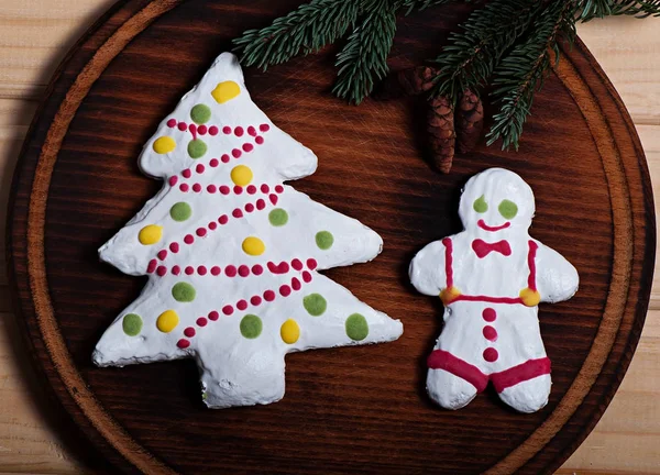 Samenstelling van de New Year's koekjes en Spar takken op een houten ondergrond, Kerstmis achtergrond. Kerstkoekjes. — Stockfoto