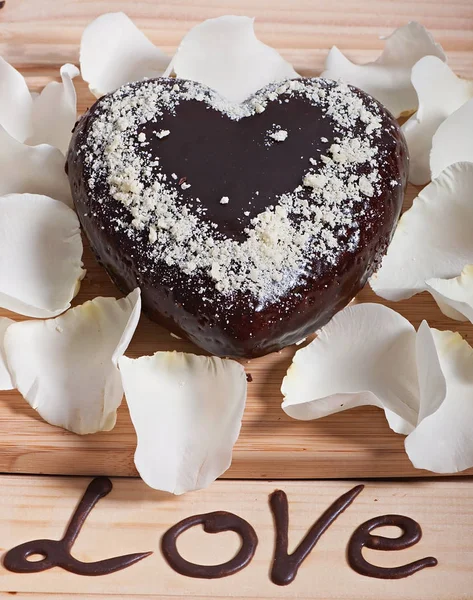 Schokolade in Herzform und schöne helle Rosenblüte gebacken. Valentinstag. — Stockfoto