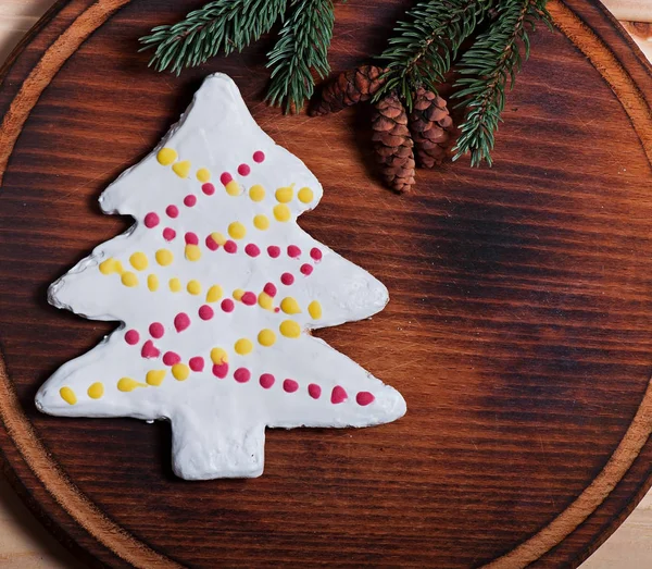 Samenstelling van de New Year's koekjes en Spar takken op een houten ondergrond, Kerstmis achtergrond. Kerstkoekjes. — Stockfoto