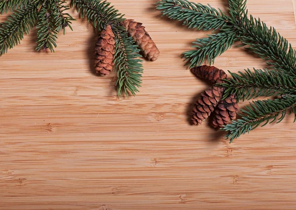 Skladba pro pobočky na dřevěné pozadí. Vánoční pozadí. — Stock fotografie