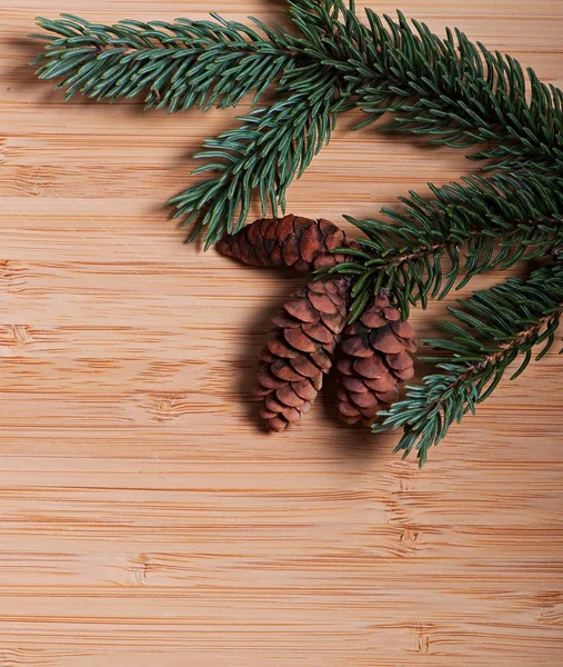 Composición para ramas sobre fondo de madera. Fondo de Navidad . — Foto de Stock