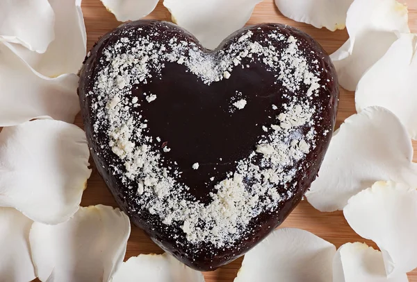Chocolat cuit en forme de coeur et belle fleur rose clair. Saint Valentin . — Photo