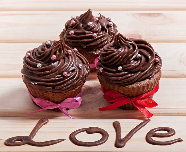 Cupcakes Chocolate Com Creme Chocolate Decorado Com Fita Fundo Madeira — Fotografia de Stock