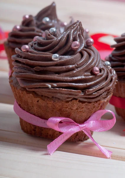 Cupcakes Chocolate Com Creme Chocolate Decorados Com Fita Fundo Madeira — Fotografia de Stock