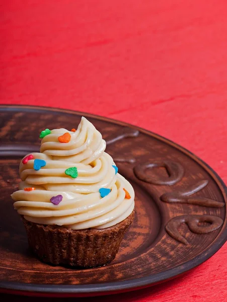 Cupcake Com Creme Cremoso Prato Marrom Dia Dos Namorados — Fotografia de Stock