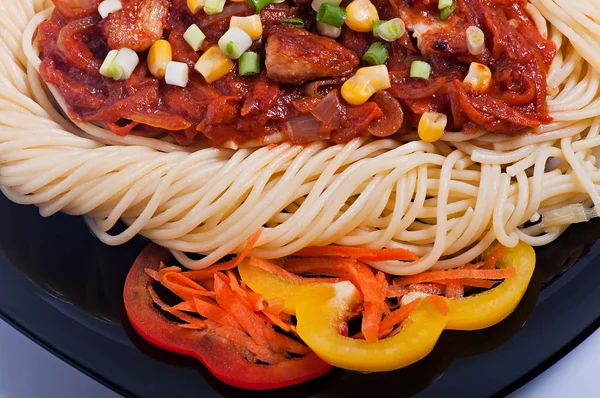 意大利面食配蔬菜酱和火鸡肉 饮食菜单 — 图库照片