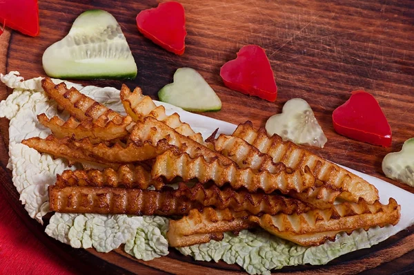 Pommes Frites Und Frisches Gemüse Herzform Gehackt Valentinstag — Stockfoto