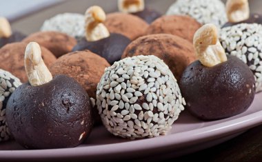 Eski bir ahşap zemin üzerine susam oryantal tatlılar.