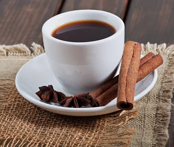 Kopje Geurende Koffie Kruiden Een Oude Houten Achtergrond — Stockfoto