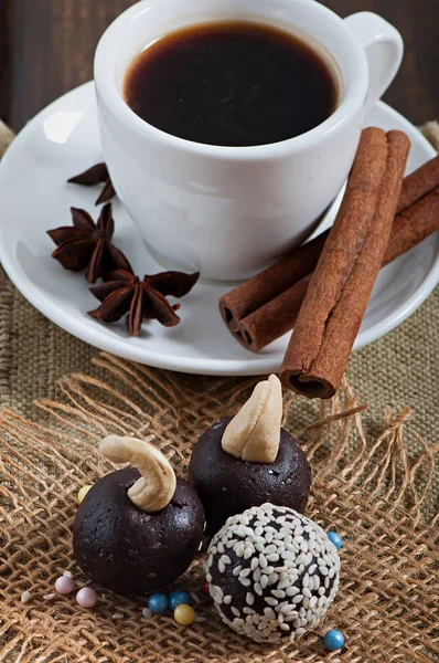 お菓子チョコレート ゴマや古い木製の背景にスパイスと香り豊かなコーヒー — ストック写真
