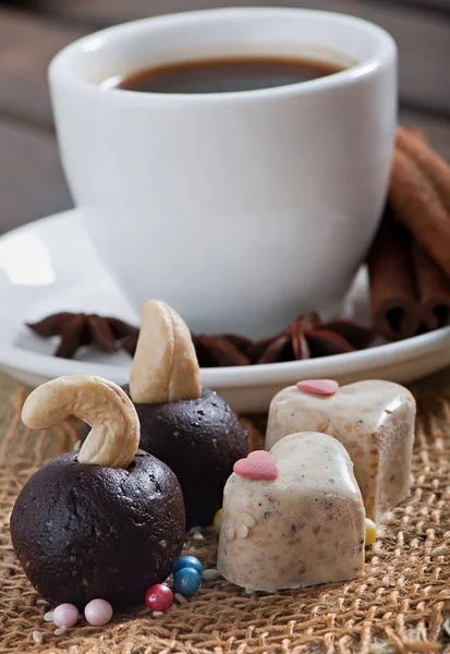 Bonbons Chocolat Sésame Laitier Forme Cœur Une Tasse Café Parfumé — Photo