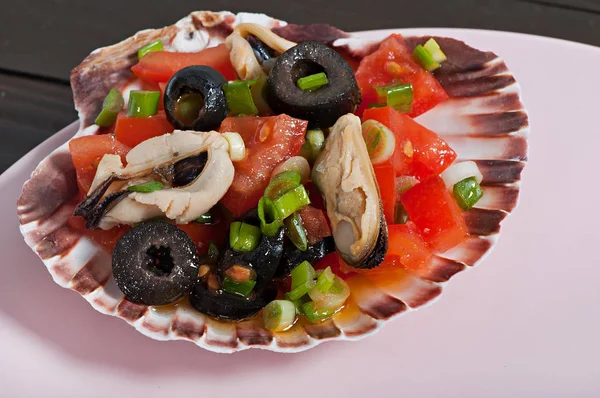 Salada Frutos Mar Mexilhões Legumes Tomate Decorado Com Cebola Verde — Fotografia de Stock