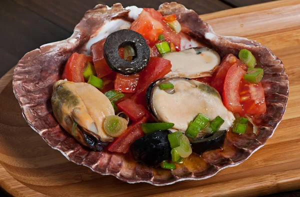 青ネギとオリーブで飾られたシーフード野菜とムール貝のトマトのサラダ — ストック写真