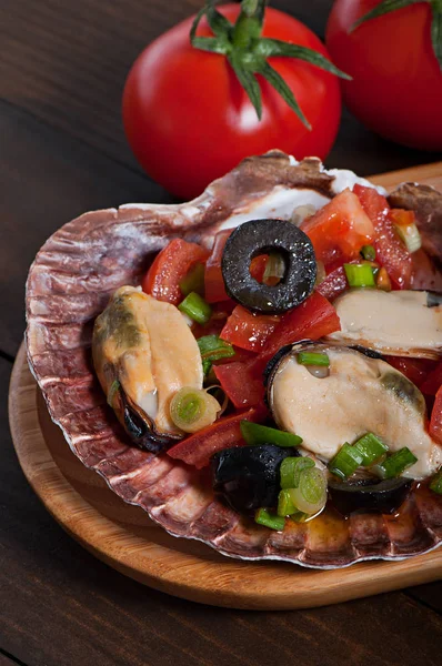 Ensalada Mejillones Marisco Tomate Verduras Decorado Con Cebollas Verdes Aceitunas — Foto de Stock