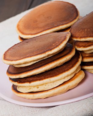 Tatlı krep, hafif bir arka plan üzerinde yemek ev yapımı.