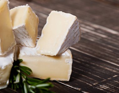 Gıda - yumuşak ışık eski bir ahşap zemin üzerine beyaz kalıp ile kaplı peynir.