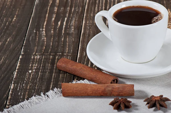 Comida Uma Xícara Café Aromático Quente Temperos Velho Fundo Madeira — Fotografia de Stock