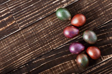 Eski bir ahşap zemin üzerinde Paskalya yumurtaları.