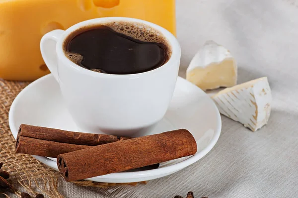 Comida Una Taza Café Caliente Fragante Delicioso Queso Sobre Fondo —  Fotos de Stock