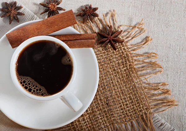 芳香族コーヒーと古い木製の背景にスパイスのカップ — ストック写真