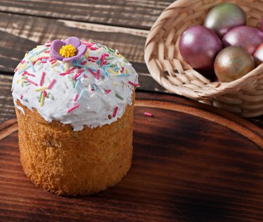 Paskalya kek eski ahşap arka plan üzerinde ev yapımı