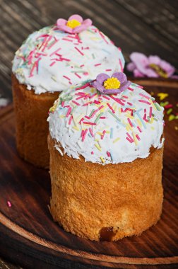 Paskalya kek eski ahşap arka plan üzerinde ev yapımı