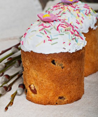 Paskalya kek eski ahşap arka plan üzerinde ev yapımı