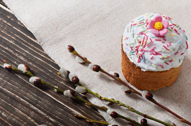 Paskalya kek eski ahşap arka plan üzerinde ev yapımı