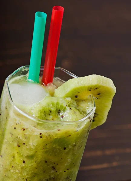 Cocktail Mit Dem Zusatz Von Eis Und Kiwi Essen Getränke — Stockfoto