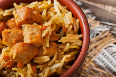 Gıda - kızarmış pirinç, soğan, havuç ve baharatlar ile Türkiye'de kanatlı eti parçaları.