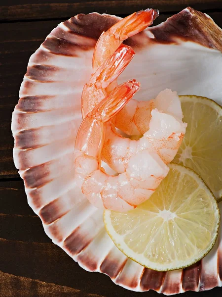 Gamberetti Con Limone Guscio Mare Uno Sfondo Legno — Foto Stock