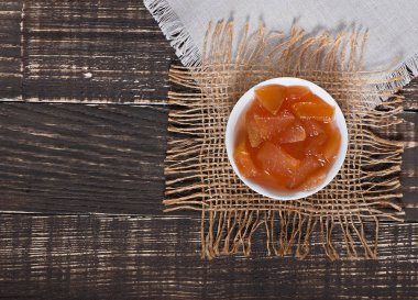 Gıda - lezzetli tatlı elma reçel eski ahşap arka plan üzerinde.