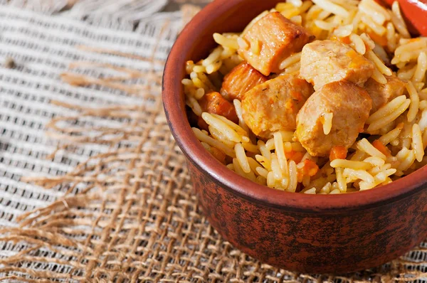 Nahrung Gebratene Stücke Putenfleisch Mit Reis Zwiebeln Karotten Und Gewürzen Stockbild