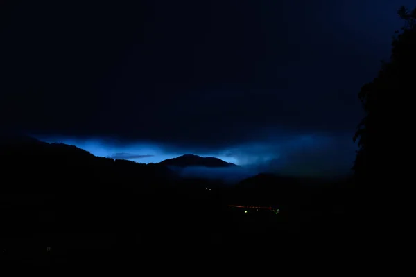 Blauwe gloeiende lucht met een berg — Stockfoto