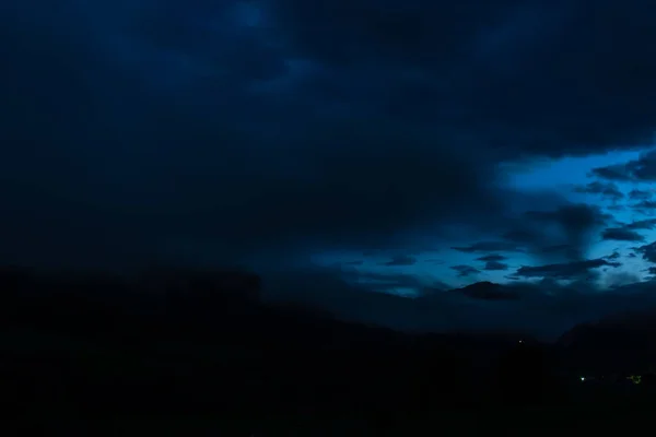 Blauwe glowing hemel in de nacht — Stockfoto