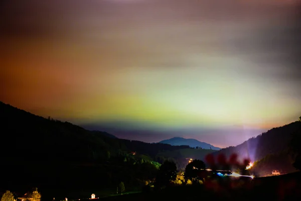 Lichtvervuiling over een klein dorpje — Stockfoto