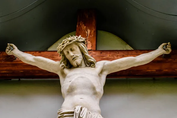 Uma Estátua Jesus Uma Cruz Esculpida Madeira Pintada — Fotografia de Stock